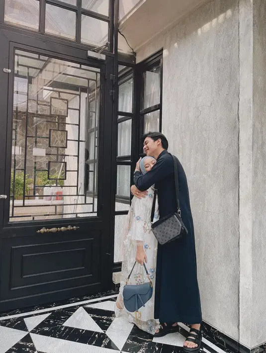 Terkait soal masa depan sang anak, Dinda dan Rey tidak ingin menentukannya sejak dini. Mereka akan memberi kebebasan dengan tujuan yang akan dilakukan anaknya nanti. (Instagram/dindahw)