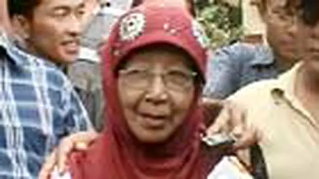 Hari ini mantan Kabareskrim Komjen Susno Duadji yang ditahan di Rutan Mako Brimob, Kelapa Dua, Depok, dikunjungi keluarga dan kerabat. Bahkan, ibunda Susno sengaja datang dari Pagaralam, Sumsel, untuk memberi dukungan kepada anak keduanya tersebut.