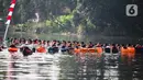 Peserta mengikuti Upacara Peringatan HUT ke-75 RI di Situ Tujuh Muara Pamulang, Tangerang Selatan, Senin (17/8/2020). Upacara yang diikuti ratusan aktivis lingkungan hidup dan juga organisasi kepemudaan itu bertujuan agar pemerintah terus menjaga keberadaan situ. (Liputan6.com/Faizal Fanani)