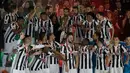 Para pemain Juventus meluapkan kegembiraan sambil mengangkat trofi Coppa Italia 2017-2018 seusai mengalahkan AC Milan pada pertandingan final di Stadion Olimpico, Kamis (10/5). Juventus sukses meraih gelar ke-13 Coppa Italia. (AP/Gregorio Borgia)