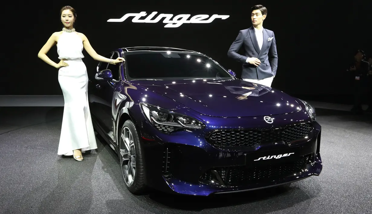 Model berpose dengan Kia Motors' Stinger sedan selama acara Seoul Motor Show di Goyang, Seoul, Korea Selatan, Kamis (30/3). Sekitar 27 merek menunjukkan mobil terbaru mereka dan konsep. (AP Photo / Lee Jin-man)