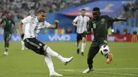 Bek Argentina, Gabriel Mercado, berusaha melepaskan umpan saat melawan Nigeria pada laga grup D Piala Dunia di Stadion St Petersburg, St Petersburg, Selasa (26/6/2018)/ Argentina menang 2-1 atas Nigeria. (AP/Dmitri Lovetsky)