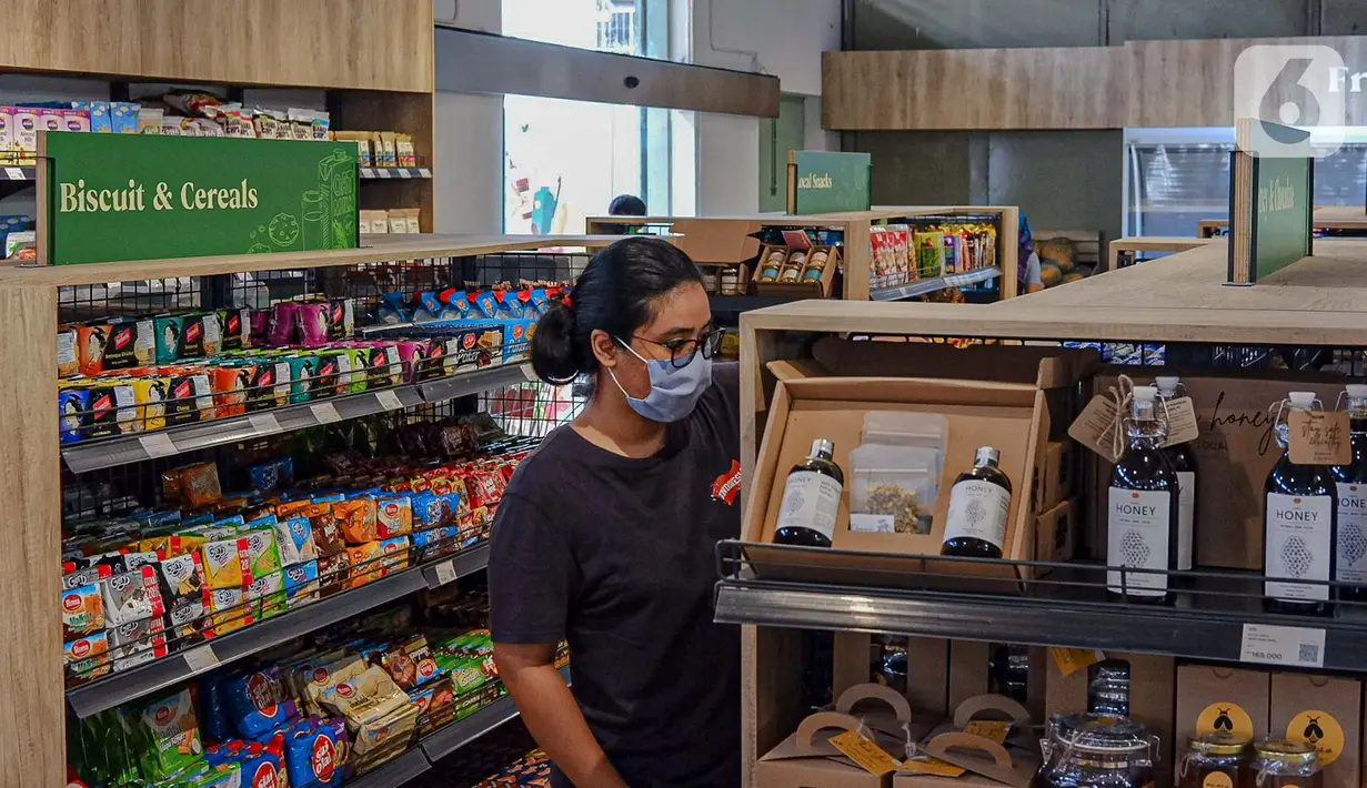 Pengunjung memilih produk Usaha Mikro, Kecil, dan Menengah (UMKM) yang dijual di M Block Market, Jakarta, Minggu (14/3/2021). M Block Market merupakan toko swalayan yang menjual 70 persen berbagai produk buatan dalam negeri. (Liputan6.com/Faizal Fanani)