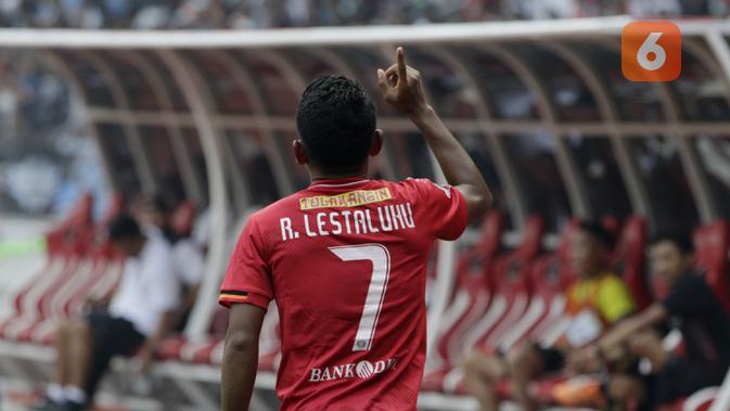 Gelandang Persija, Ramdani Lestaluhu, merayakan gol yang dicetaknya ke gawang Persela pada laga Liga 1 di SUGBK, Jakarta, Selasa (20/11)(Bola.com/Yoppy Renato)