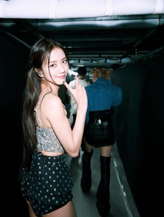 <p>Jisoo Blackpink sudah bersiap naik ke atas panggung, tampil di hadapan ribuan Blinks yang sudah menantikannya. (Foto: Instagram/ sooyaaa__)</p>