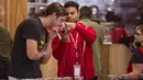 Seorang pelanggan mencium produk ganja di toko MedMen yang mulai menjual ganja untuk penggunaan rekreasional berdasarkan undang-undang ganja California di West Hollywood (2/1). (David McNew / Getty Images / AFP)