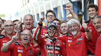 Momen Pecco Bagnaia saat memenangkan balapan MotoGP Belanda 2023 di Sirkuit Assen hari Minggu (25/06/2023). (JOHN THYS / AFP)