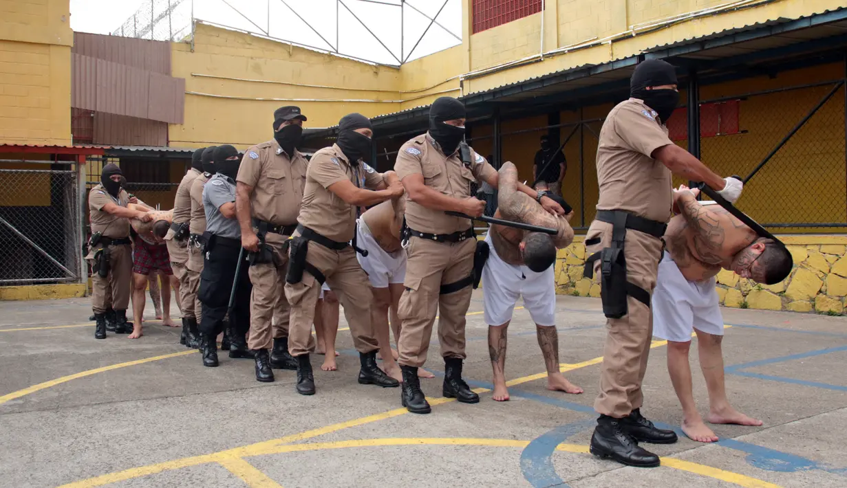 Anggota geng Mara Salvatrucha dan Barrio 18 ditahan di penjara di Ciudad Barrios, El Salvador, 28 Maret 2022. Presiden El Salvador Nayib Bukele mengancam akan meningkatkan hukuman terhadap lebih dari 16.000 anggota mereka yang dipenjara. (EL SALVADOR'S PRESIDENCY PRESS OFFICE/AFP)