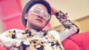 Enggak melulu topi baseball, Runner Up di D'Academy 2 ini terkadang menggunaan topi fedora. Bergaya vintage, penampilan prsenter sekaligus penyanyi ini terlihat serasi dengan kacamata unik. (Liputan6.com/IG/@da2_danang)