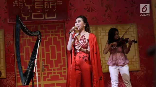 Rayakan Imlek, Harpist Angela July Hibur Penonton