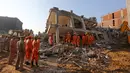Petugas mengangkat reruntuhan bangunan di lokasi gedung ambruk di desa Shahberi, pinggiran kota New Delhi, India, Rabu (18/7). Wilayah itu dikenal dengan kompleks permukiman vertikal untuk menampung warga kelas menengah. (AP Photo/Altaf Qadri)