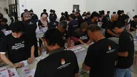 KPU Kota Tangerang Mulai Melipat dan Sortir Surat Suara