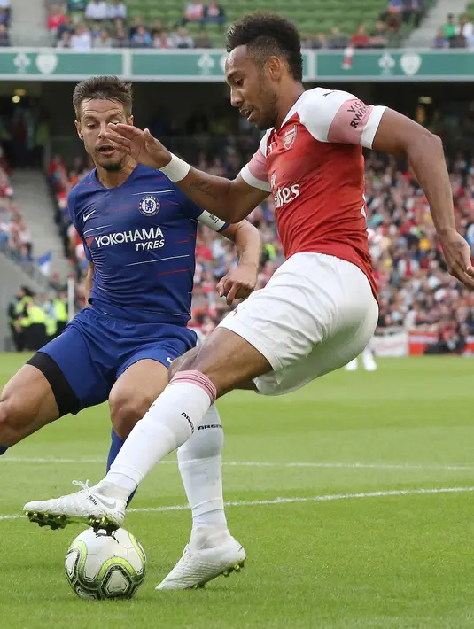 Penyerang Arsenal Pierre-Emerick Aubameyang berusaha melewati Bek Chelsea Cesar Azpilicueta saat bertanding pada  International Champions Cup (ICC) di Stadion Aviva di Dublin (1/8). Arsenal menang atas Chelsea lewat adu penalti 6-5. (AFP Photo/Paul Faith)