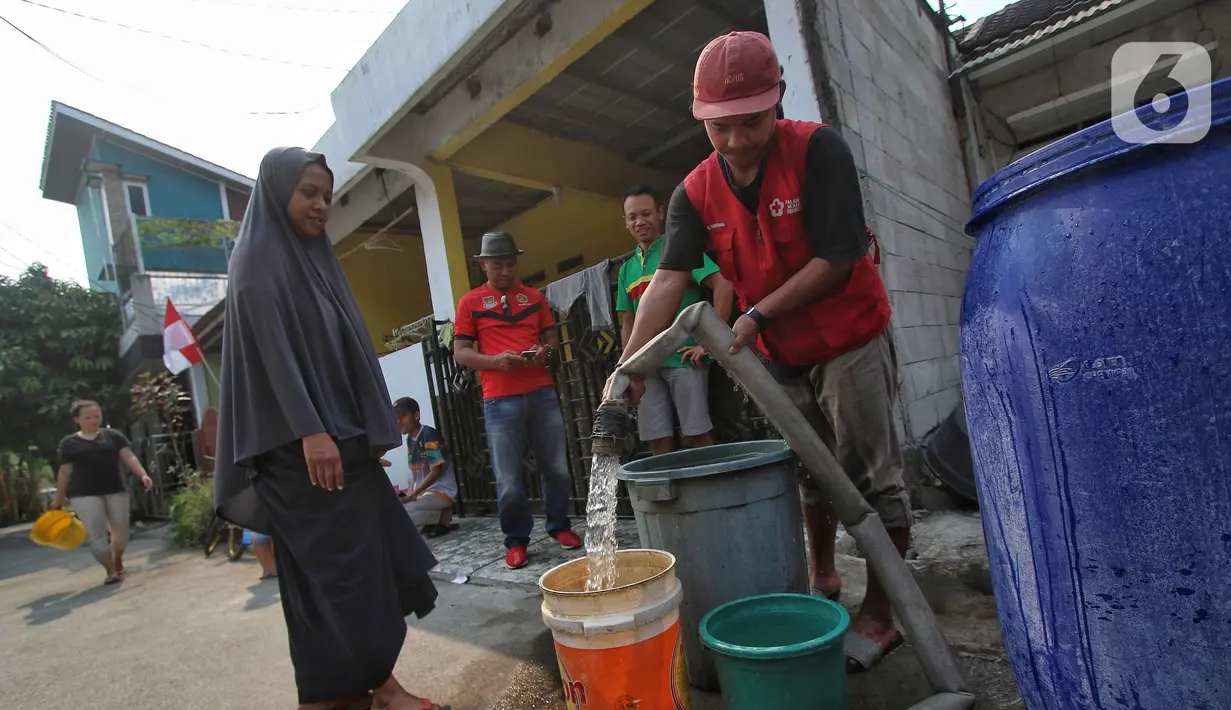 Sulitnya air bersih karena sumur milik warga di kawasan tersebut sudah mengering. (Liputan6.com/Angga Yuniar)