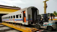 PT KAI modifikasi 12 gerbong kereta dari KA Gaya Baru Malam Selatan (GBMS) relasi Surabaya Pasar Turi-Pasar Senen/Jakarta secara bertahap. (Foto: Liputan6.com/Dian Kurniawan)