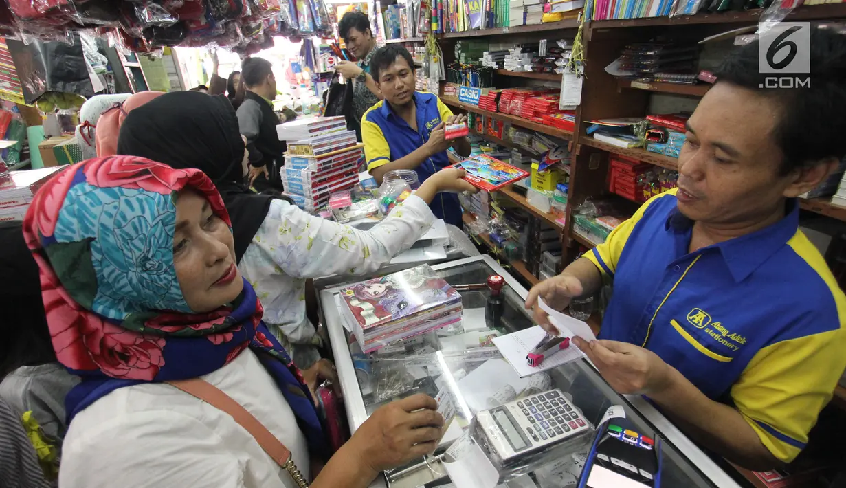 Pedagang melayani pembeli di Pasar Kebayoran Lama, Jakarta, Rabu  (5/7). Menjelang tahun ajaran baru permintaan perlengkapan sekolah meningkat. (Liputan6.com/Angga Yuniar)