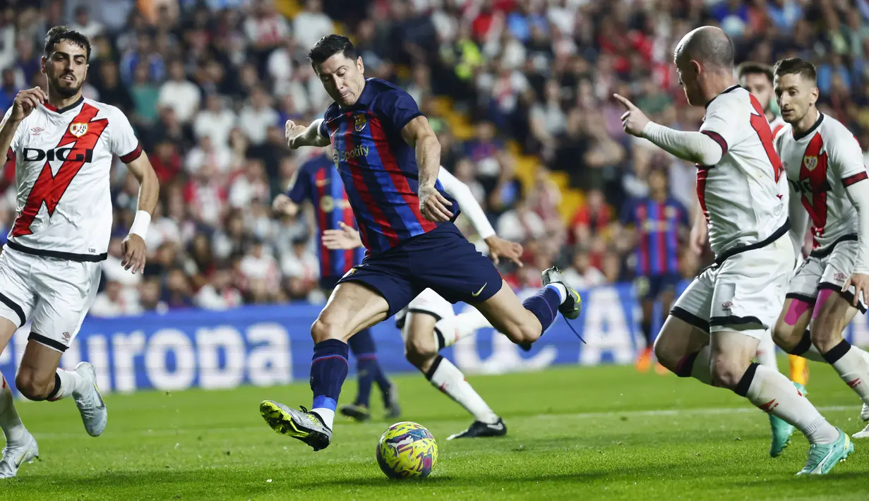 Pemain Barcelona, Robert Lewandowski, melepaskan tendangan saat melawan Rayo Vallecano pada laga Liga Spanyol di Stadion Vallecas, Kamis (27/04/2023). Gol-gol Rayo Vallecano dicetak oleh Alvaro Garcia dan Fran Garcia. Sementara gol balasan Barcelona dicetak Robert Lewandowski. (AP Photo/Pablo Garcia)