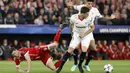 Pemain Bayern Munchen, Robert Lewandowski (kiri) jatuh saat berebut bola dengan pemain Sevilla pada leg pertama Liga Champions di Sanchez Pizjuan stadium, Seville, (3/4/2018) waktu setempat. Beyern menang 2-1. (AP/Miguel Morenatti)