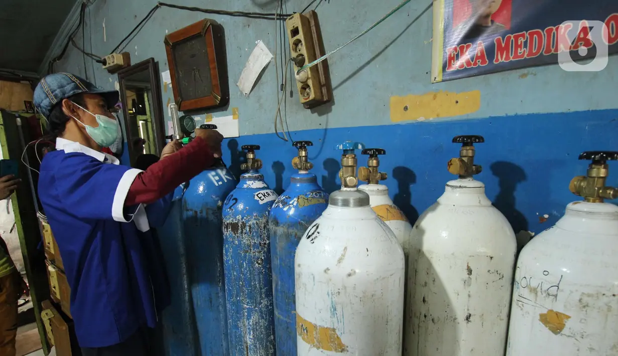 Pekerja mengisi ulang tabung oksigen medis di agen isi ulang oksigen di Cipondoh, Kota Tangerang, Kamis (24/6/2021). Permintaan tabung oksigen kebutuhan medis rumahan dan rumah sakit mengalami peningkatan hingga 100 persen sejak lonjakan kasus COVID-19 di Kota Tangerang. (Liputan6.com/Angga Yuniar)