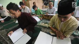 Santri tunanetra belajar membaca Alquran braile di Pesantren Raudlatul Makfufin, Serpong, Tangsel, Banten, Rabu (23/5). Selain mencetak Alquran braile, pesantren ini juga memberi pengajaran kepada santri tunanetra. (Merdeka.com/Arie Basuki)