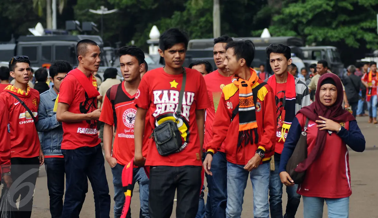 Sejumlah suporter Semen Padang saat memasuki areal Stadion GBK Jakarta, Minggu (24/1/2016). Semen Padang akan melawan Mitra Kukar dalam laga final Piala Jenderal Sudirman. (Liputan6.com/Helmi Fithriansyah)