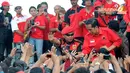  Sesekali Jokowi merendah ke arah simpatisan agar bisa lebih dekat dengan  para pendukungnya (Liputan6.com/Herman Zakharia)