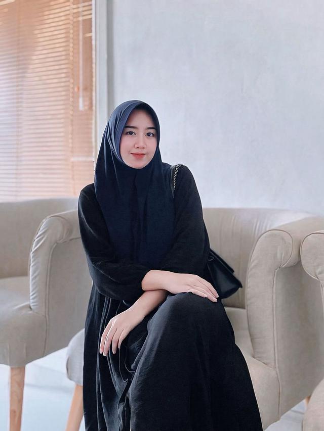 Potret Salmania yang diisukan dekat dengan Teuku Ryan (Sumber: Instagram/@salmaniia.f)