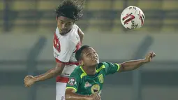 Striker Persebaya Surabaya, Oktafianus Fernando (kanan) berduel udara dengan Bek Madura United, Andik Rendika Rama dalam laga matchday ke-2 Grup C Piala Menpora 2021 di Stadion Si Jalak Harupat, Bandung, Minggu (28/3/2021). Persebaya menang 2-1 atas Madura United. (Bola.com/M Iqbal Ichsan)