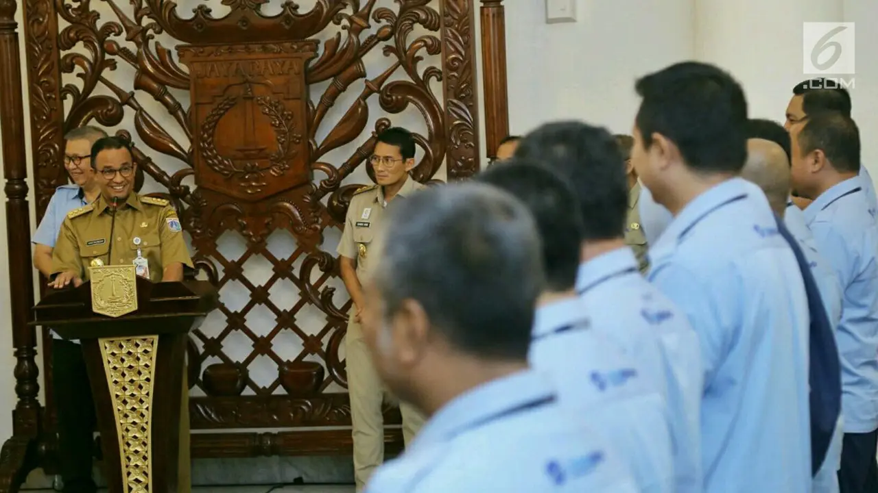 Transjakarta Capai 500 Ribu Penumpang per Hari, Anies - Sandi Sujud Syukur