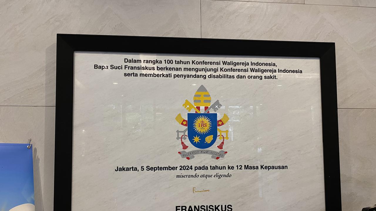 Di dalam gedung Konferensi Waligereja Indonesia (KWI) terdapat Galeri Paus Fransiskus dan prasasti yang ditandatangani oleh Paus.