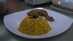 Ada juga roti canai tisu yang adonannya sangat tipis. Setelah matang roti digulung berbentuk seperti menara lalu disiram susu kental manis.