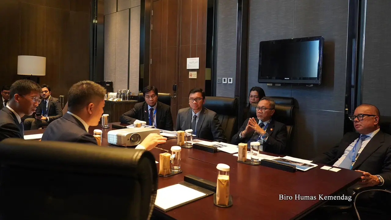 Menteri perdagangan (Mendag) Zulkifli Hasan bertemu Direktur Finansial NIO Steven Weng dan Wakil Presiden China Railway Rolling Stock Corporation - Electric Vehicle (CRRC EV) Zang Wei, Selasa (17/10/2023) di Beijing, Tiongkok. (Dok Kemendag)