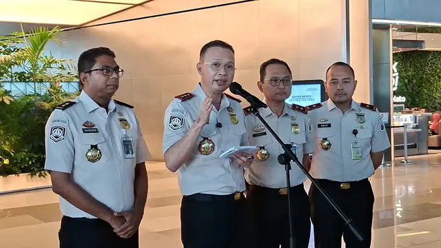Dirjen Imigrasi Hendarsam Marantoko saat meninjau Terminal 3 Bandara Soekarno-Hatta, Senin (7/9/2026). (Liputan6.com/Pramita)