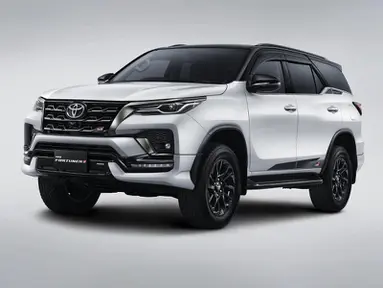 Toyota Fortuner merupakan salah satu SUV terbaik dan terpopuler dari Toyota. Mobil yang dibanderol dengan harga mulai dari Rp550 jutaan ini sudah ditenagai oleh mesin 158hp dengan fitur keselamatan lengkap dan kapasitas yang besar. (Source: toyota.astra.co.id)