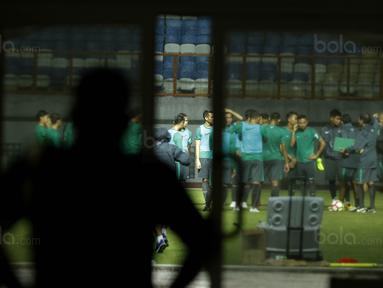 Pemain Timnas U-23 menggelar sesi latihan tertutup di Stadion Wibawa Mukti, Cikarang, Selasa (14/11/2017). Timnas Indonesia U-23 akan menjalani laga uji coba kontra Suriah U-23 pada Kamis (16/11/2017). (Bola.com/ M Iqbal Ichsan)