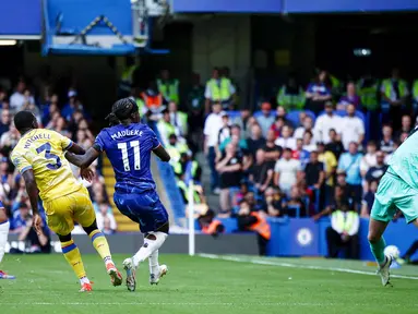 Kiper Crystal Palace, Dean Henderson, tampil tangguh dan melakukan beberapa penyelamatan krusial saat melawan Chelsea pada laga pekan ketiga Liga Inggris 2024/2025 di Stadion Stamford Bridge, Minggu (1/9/2024). (AFP/Henry Nicholls)