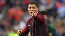 Cristiano Ronaldo saat memberikan motivasi kepada pemain Portugal saat melawan Prancis di laga Final Euro 2016 di Stade de France pada 10 Juli 2016. Portugal menang 1-0 atas Prancis. (AFP/Francisco Leong)