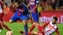 Pemain Barcelona, Arda Turan, coba dihadang pemain Espanyol, Victor Alvarez, dalam laga Piala Super Catalunya di Estadio Nou Tarragona, Rabu (26/10/2016) dini hari WIB. (AFP/Lluis Gene)