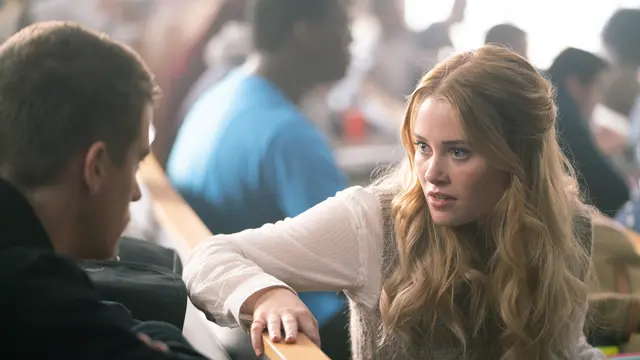 Pesona Virginia Gardner saat mainkan peran Abby di film romance Beautiful Disaster.