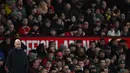 Ekspresi pelatih Manchester United, Erik ten Hag di depan pendukung timnya saat laga 16 besar Carabao Cup 2023/2024 melawan Newcastle di Old Trafford, Manchester, Inggris, Kamis (02/11/2023) dini hari WIB. (AFP/Paul Ellis)