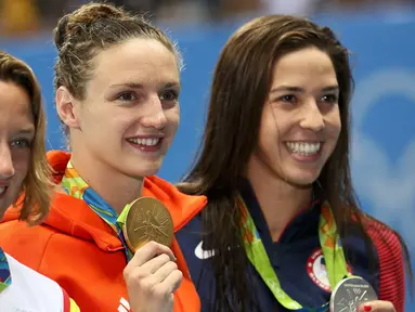 Atlet renang Hungaria, Katinka Hosszú (tengah)  mendapatkan mendali emas dalam 400m renang wanita Olimpiade 2016, Stadium Aquatics, Brasil, (6/8). Wanita dengan julukan 'Iron Lady' mendapat  mendali pertamanya dalam olimpiade. (REUTERS / Stefan Wermuth) 