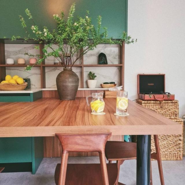 Menengok Desain Dapur Rumah Raisa dan Hamish Daud, Meja Makan Menyatu dengan Kitchen Set