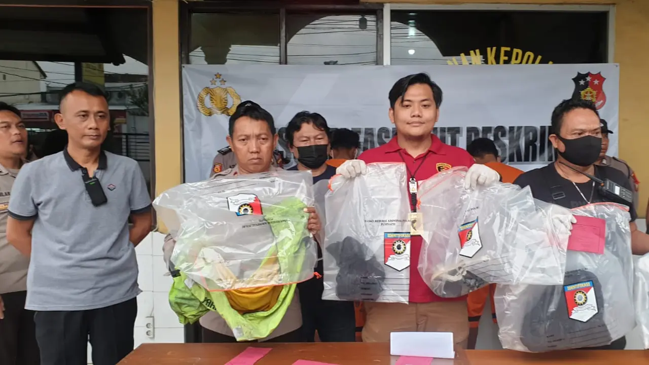 Kasatreskrim Polres Garut AKP  Deni Nurcahyadi didampingi Kapolsek Leles AKP Agus Kustanto,   menunjukan barang bukti dalam rilis kasus di Mapolsek Leles, Senin (26/12/2022) sore. (Liputan6.com/Jayadi Supriadin)