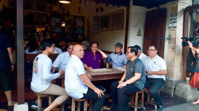 Jokowi bersama anak bungsunya Kaesang Pangarep, dan sejumlah meteri mengunjungi sebuah warung kopi di sekitar Pantai Kuta, Bali (Istimewa)