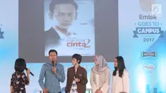 Pemeran film Ayat Ayat Cinta 2, Fedi Nuril (kedua kiri) menjawab pertanyaan seputar proses syuting film terbarunya saat gelaran Emtek Goes To Campus 2017 di Telkom University, Bandung, Rabu (29/11). (Liputan6.com/Helmi Fithriansyah)