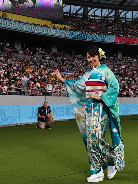 Seorang penari mengenakan pakaian tradisional Jepang, kimono tampil selama upacara pembukaan Rugby World Cup Pool 2019 jelang pertandingan antara Rusia dan Jepang di Stadion Tokyo (20/9/2019). Rugby World Cup Pool diselenggarakan dari 20 September hingga 2 November. (AFP Photo/Toshifumi Kitamura)