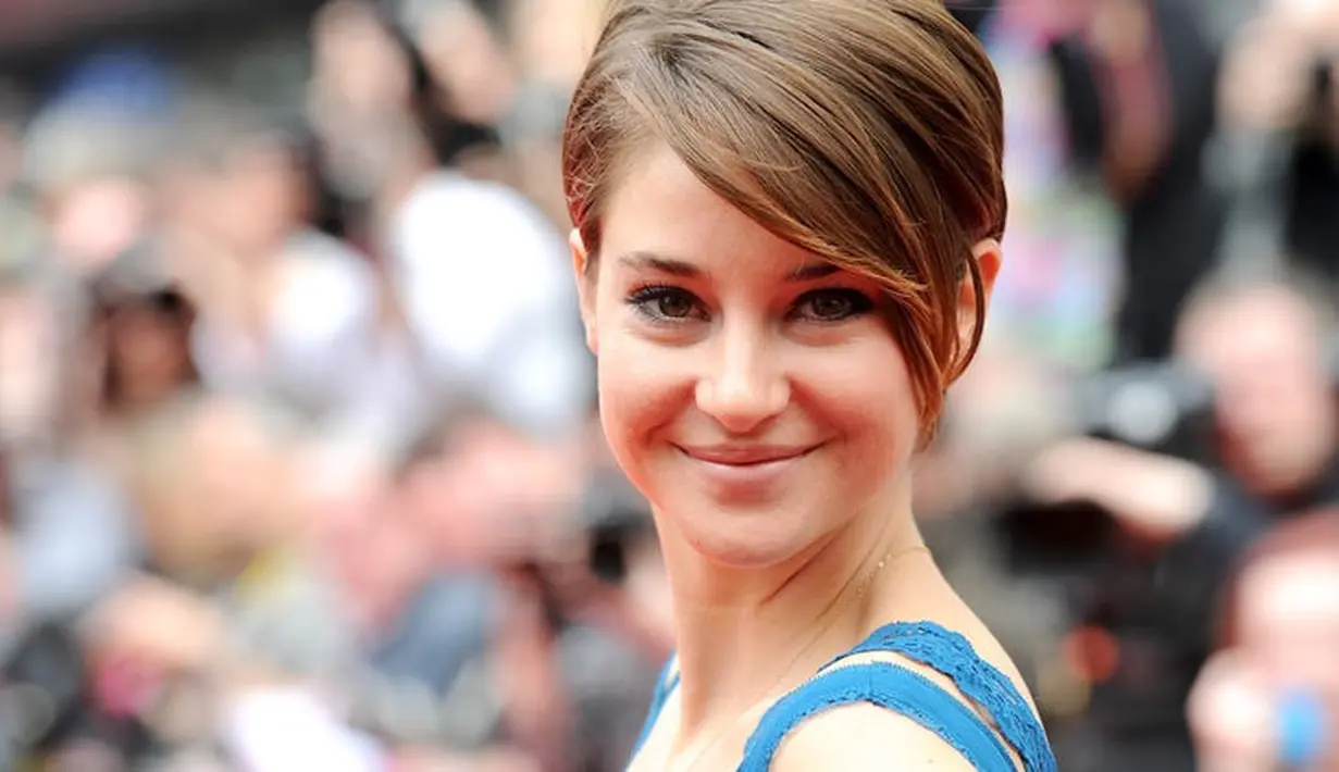 Dengan senyum manis mengembang, Shailene Woodley tampil cantik dengan rambut pendeknya. (Twist Magazine)