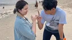 Alam Ganjar sangat peduli dengan Anggitha Ayu. Beragam momen kebersamaan Alam dan Anggitha sukses curi perhatian warganet. Seperti momen kebersamaan Alam dan Anggitha saat di pantai. (Liputan6.com/IG/alamganjar)
