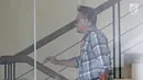 Tersangka mantan Direktur PT Murakabi Sejahtera, Irvanto Hendra Pambudi menaiki tangga di gedung KPK, Jakarta, Jumat (9/3). Irvanto menjalani pemeriksaan perdana pasca penetapannya sebagai tersangka kasus E-KTP. (Liputan6.com/Herman Zakharia)