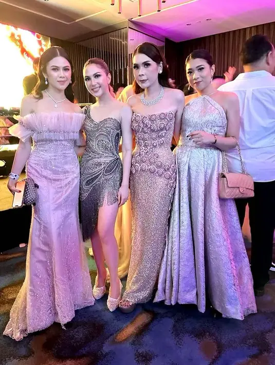 Kekompakkan mereka pun juga terlihat saat momen after party [@nikenatalia]